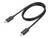 Een zwarte USB-C-kabel met twee identieke stekkers, gesymboliseerd door een bliksemlogo op elke stekker, ligt opgerold.