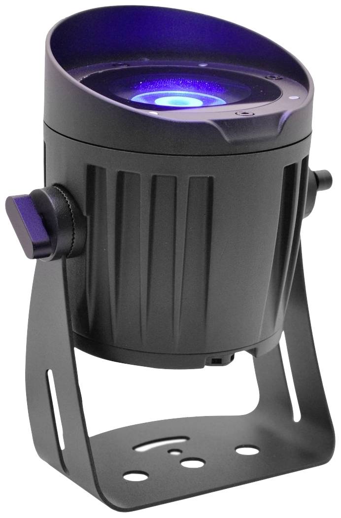 Een zwarte LED-lichtprojector met blauwe lichtbron, gemonteerd op een verstelbare metalen standaard.