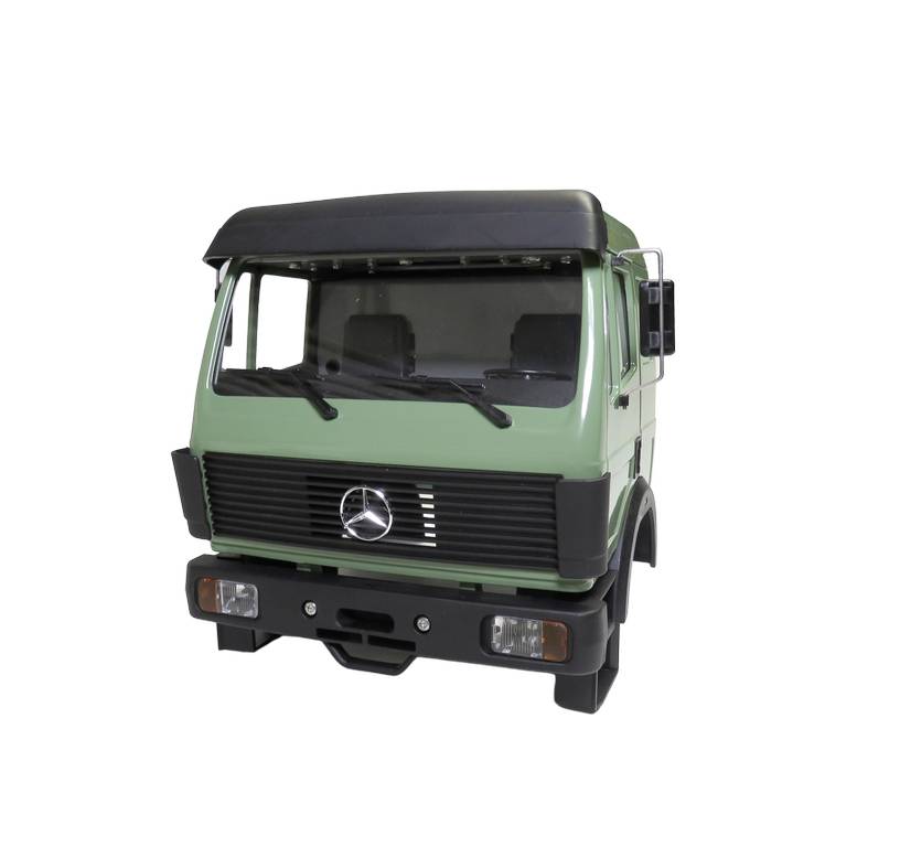 Groene vrachtwagen van voren, met zwart dak en Mercedes-logo op de grille, staat op witte achtergrond.