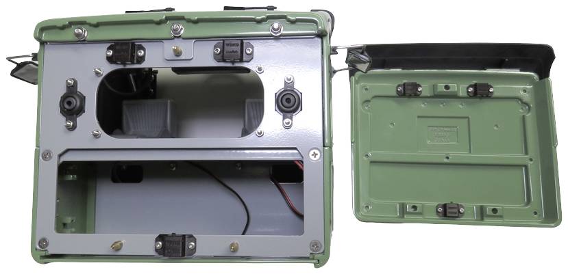 Geopend, groen metalen behuizing met verwijderbare afdekking, toont twee grote rechthoekige openingen en verschillende bevestigingselementen.