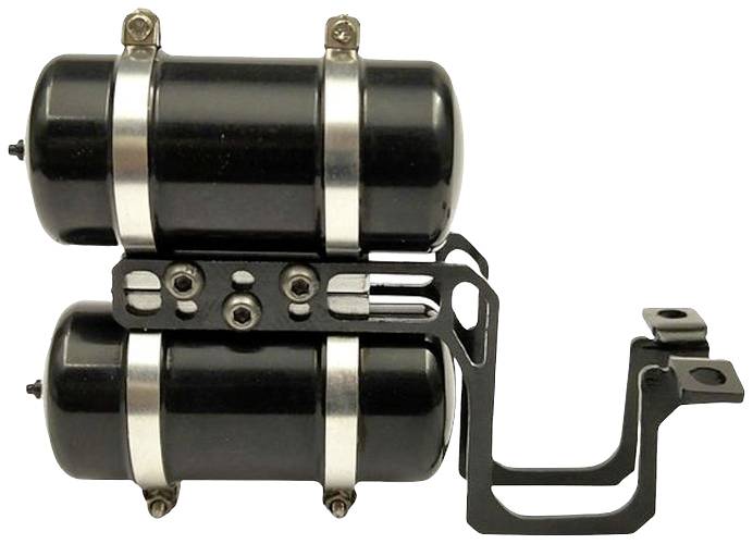 Twee zwarte, cilindrische persluchtreservoirs, horizontaal gemonteerd, verbonden door metalen banden en bevestigingen.