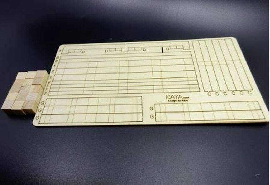 Een houten abacus-bord met meerdere rijen en kolommen, vergezeld van kleine houten blokjes om op het bord te plaatsen voor berekeningen.