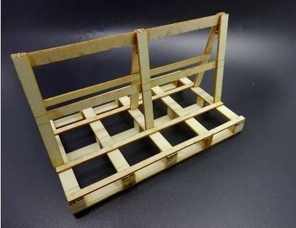 Een houten model van een frame of rek, bestaande uit rechthoekige roosters en verticale steunen, op een donkere achtergrond.