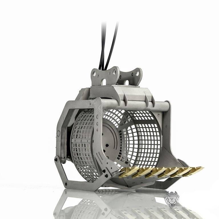 Een hydraulische grijper voor maritiem gebruik met meerdere tanden. Gebruikt voor het oppakken en verplaatsen van objecten in het water.