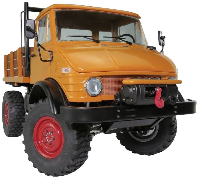 Een oranje, robuuste vrachtwagen met rode wielen en een hoge bodemvrijheid, ideaal voor moeilijk terrein.