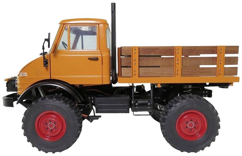 Oranje vrachtwagen met robuuste banden en een laadruimte van hout, gezien van opzij. Geschikt voor terreinvoertuig-toepassingen.