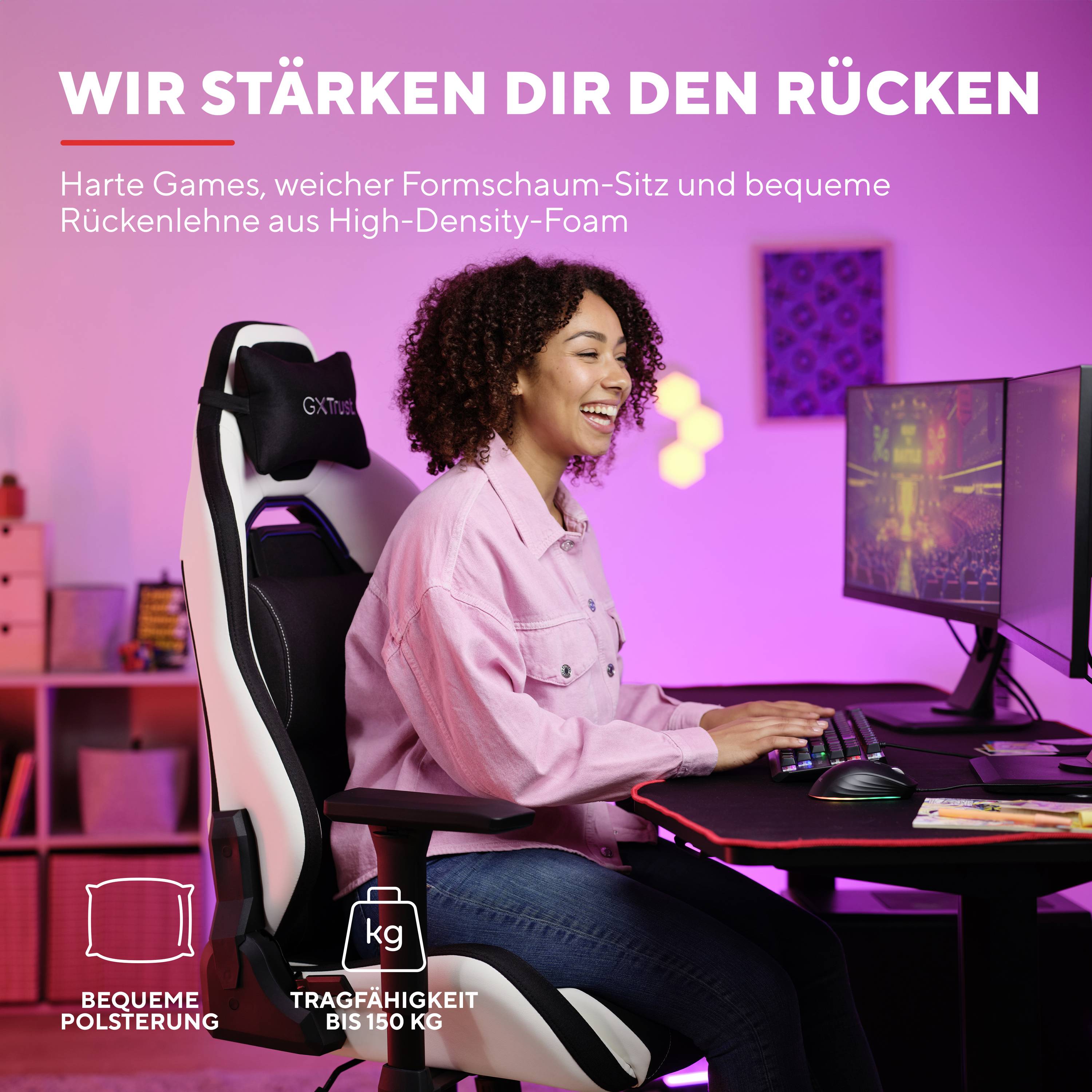 Vrouw zit op ergonomische gamingstoel, kijkt glimlachend naar scherm. Tekst bovenaan: 'WIJ ONDERSTEUNEN JE RUG'.