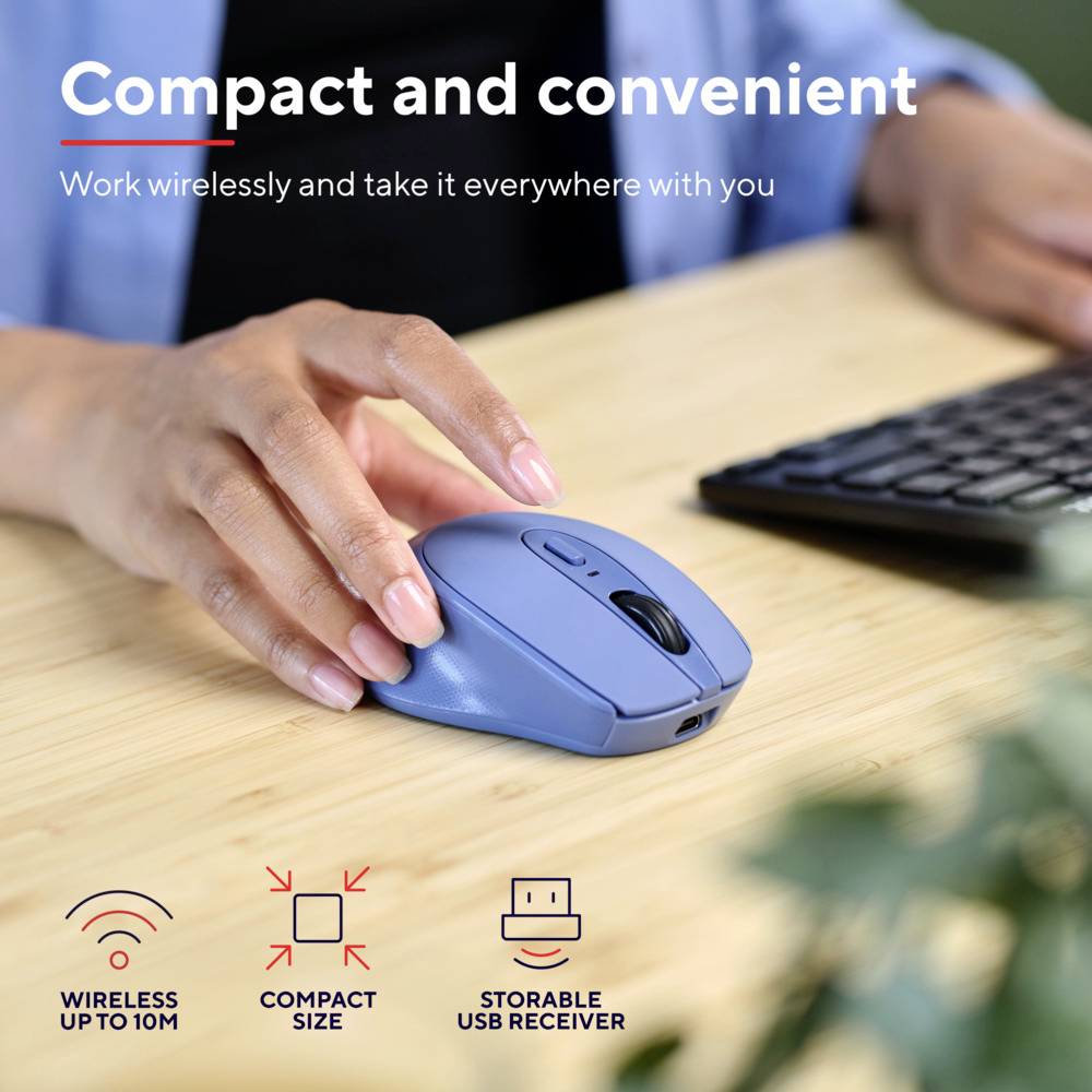 Een hand houdt een blauwe draadloze muis vast op een houten tafel. Naast de muis ligt een toetsenbord. Tekst: 'Compact en praktisch'. Symbolen: 'Draadloos tot 10m', 'Compacte afmeting', 'Stabiele USB-ontvanger'.