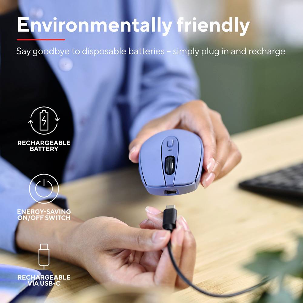 Een hand houdt een blauwe, oplaadbare computermuis vast. Aan de linkerkant staan aanwijzingen: 'Oplaadbare batterij, energiebesparende modus'.