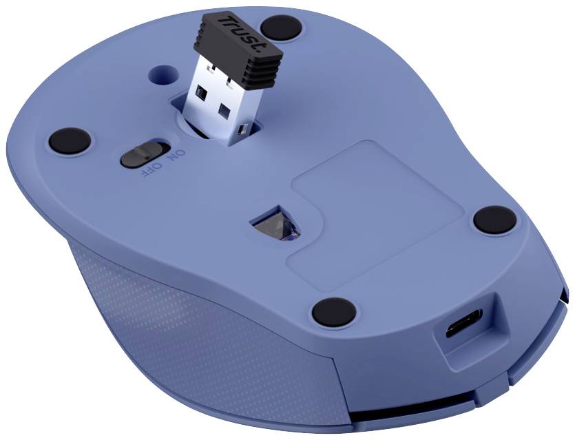 Draadloze blauwe computermuis liggend op zijn rug, toont USB-ontvanger en aan-/uitschakelaar. USB-C-aansluiting zichtbaar.