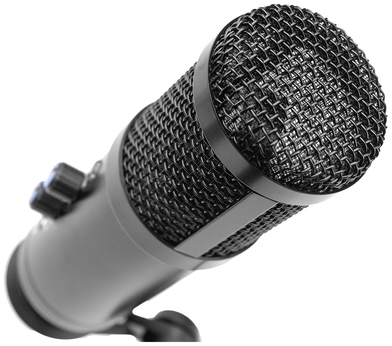 Een zwarte studiomicrofoon met netafdekking en instelwiel, diagonaal van onderen gefotografeerd, op een witte achtergrond.