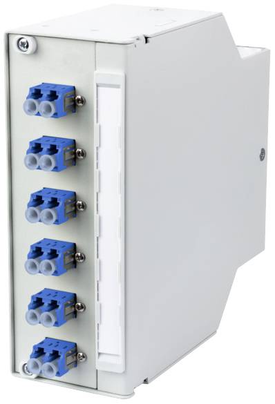 Een rechthoekig, wit elektronisch apparaat met zes blauwe aansluitingen aan de voorkant, gemonteerd in een metalen behuizing.