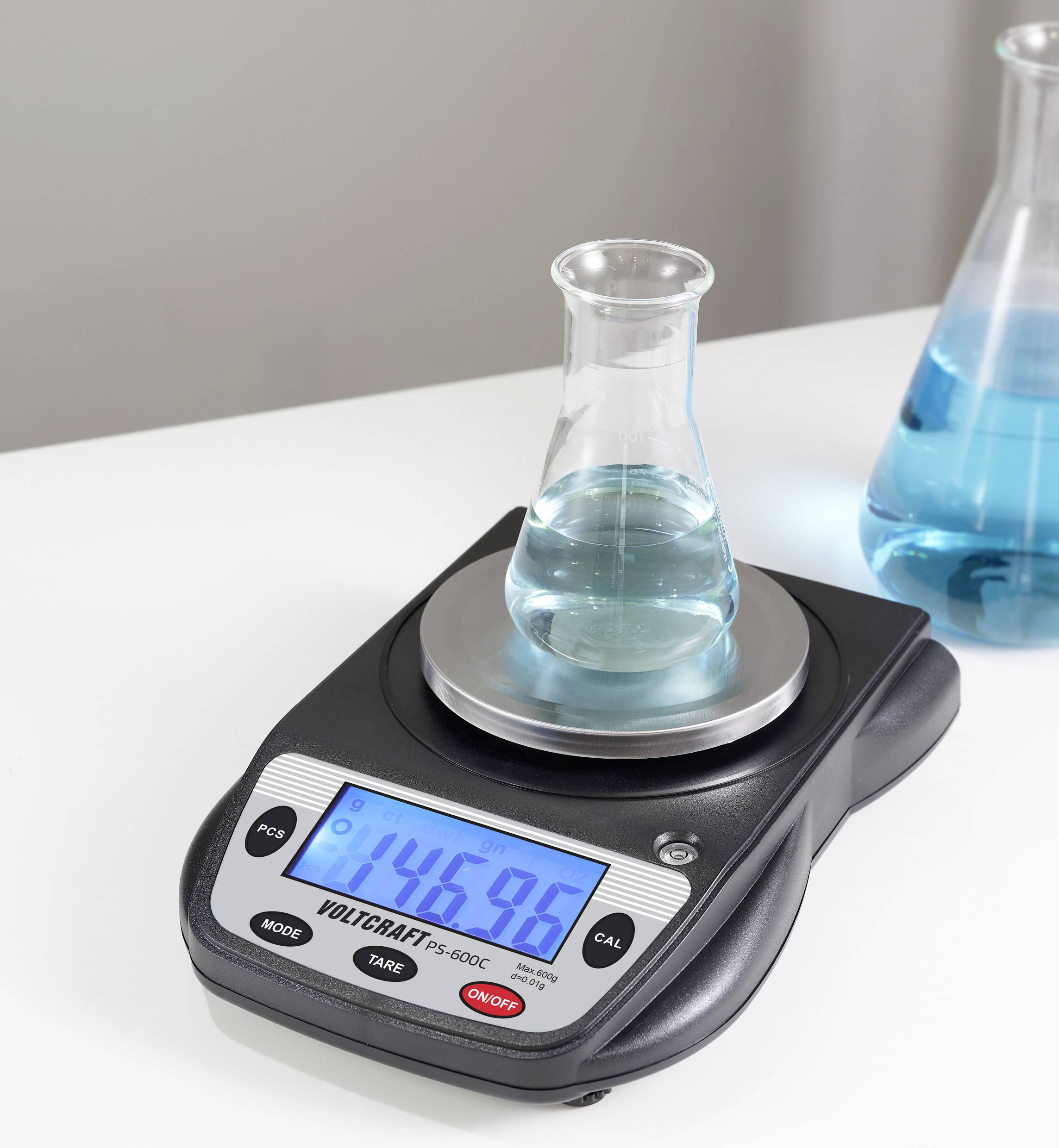 Laboratoriumglas met blauwe vloeistof op een digitale weegschaal, toont '146,96 g'. Een ander gevuld glas op de achtergrond.