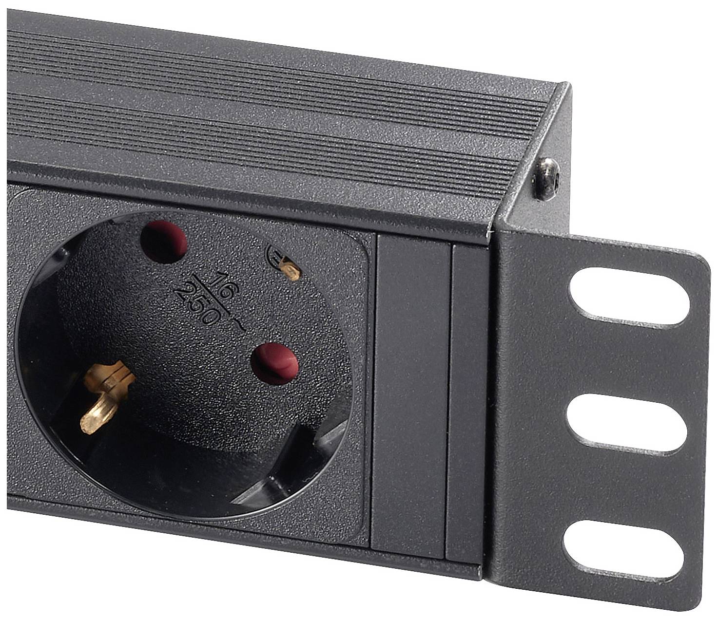 Close-up van een zwart stopcontact met een metalen bevestiging aan de zijkant, klaar voor wandmontage. Links is het stopcontact zichtbaar.