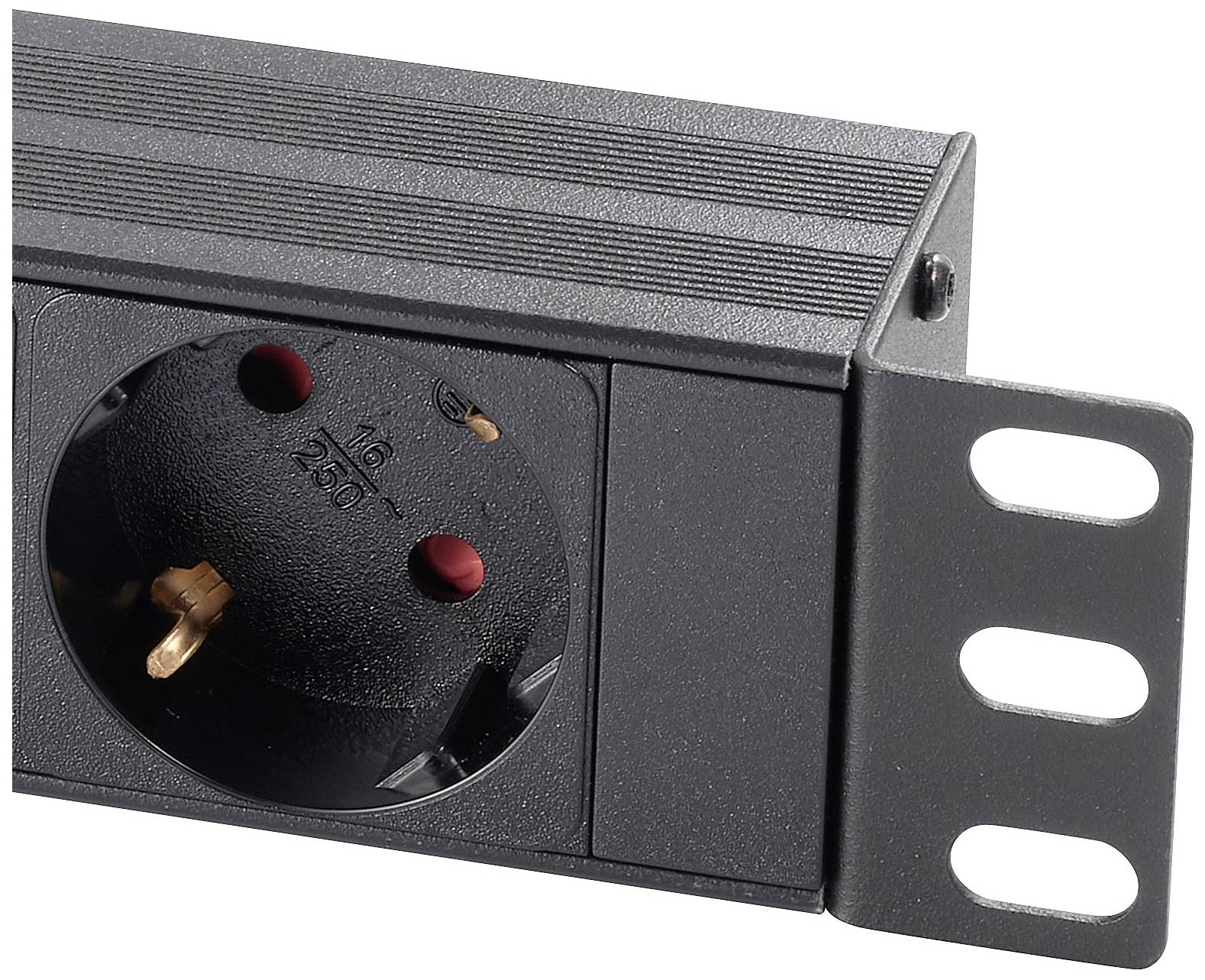 Close-up van een zwart elektronisch apparaat met een stopcontact, gemonteerd in een metalen frame.