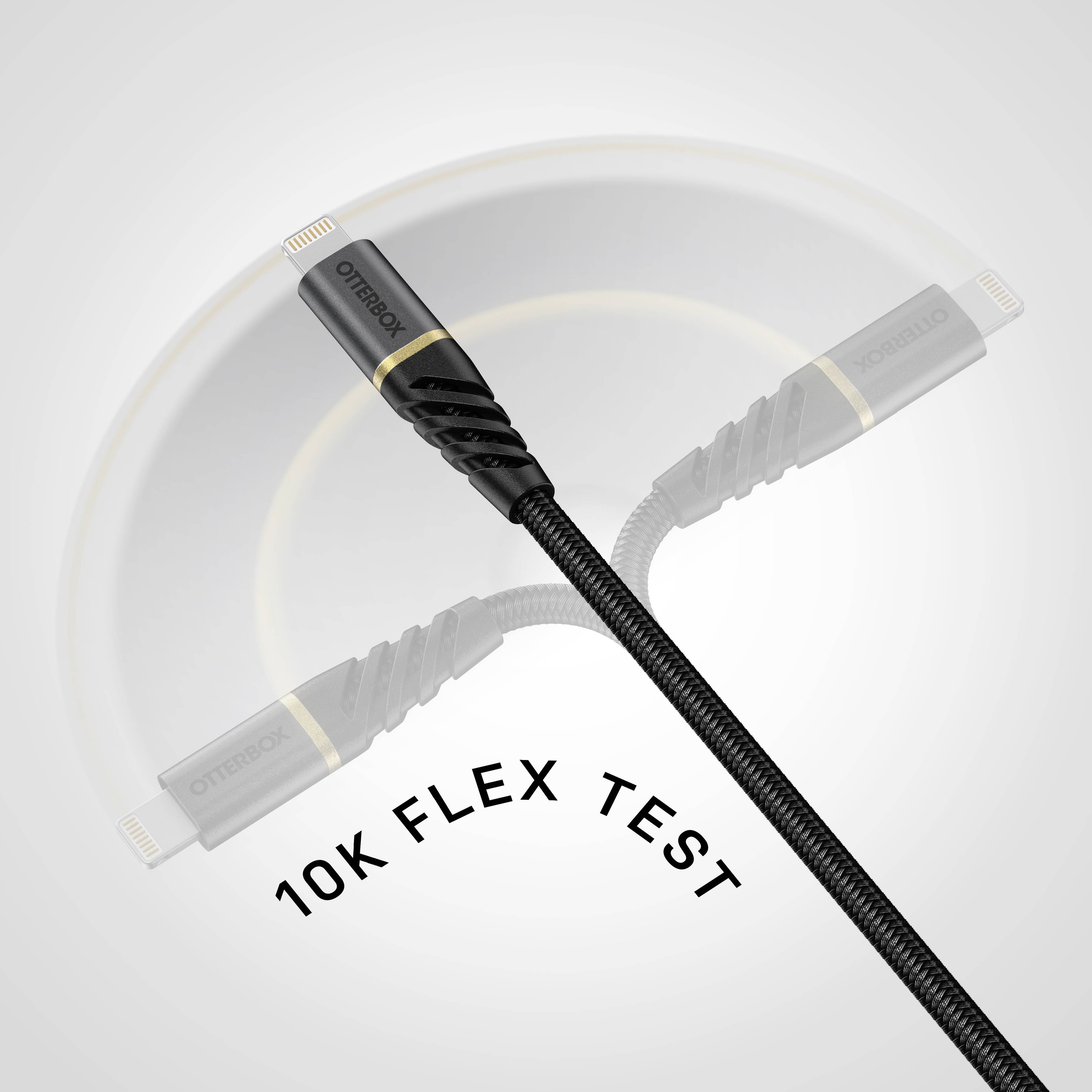 Een robuust, zwart kabel met Lightning-aansluitingen, dat tijdens een '10K Flex Test' wordt gebogen, staat voor flexibiliteit en duurzaamheid.