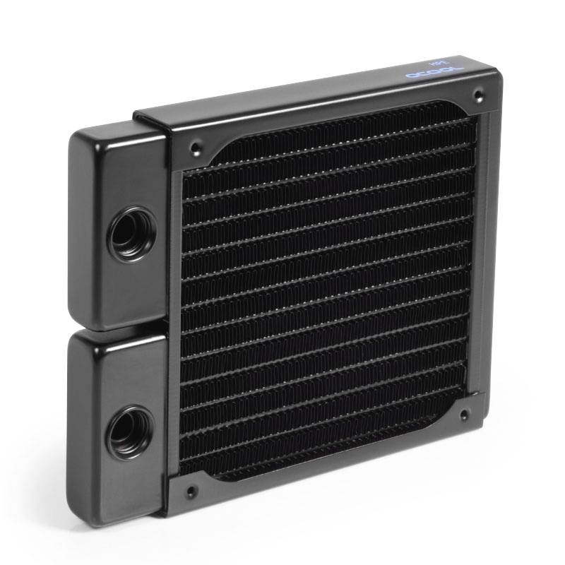 Een zwarte metalen radiator met lamellen en twee openingen aan de zijkant, gebruikt voor het geleiden en afleiden van warmte-energie.