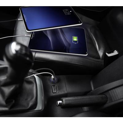 Twee tablets in de auto aan het opladen. Een tablet toont een groene laadstatus, de andere heeft een donker scherm. Beide zijn aangesloten op de sigarettenaansteker.