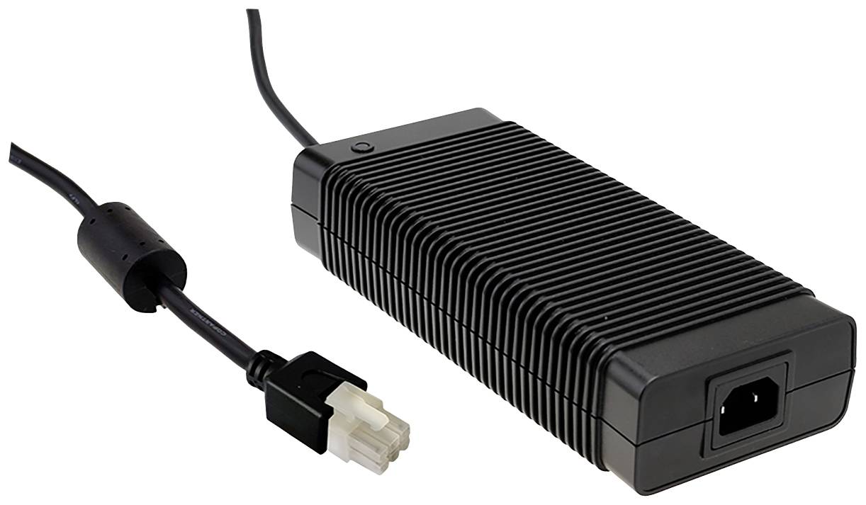 Een zwarte voeding met ventilatiesleuven en een aangesloten stroomkabel. De kabel eindigt in een witte en zwarte stekker.