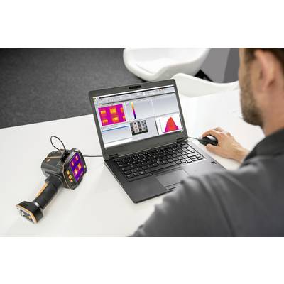 Een man analyseert warmtebeelden op een laptop. Naast hem op tafel ligt een handapparaat, vermoedelijk een thermografische camera.