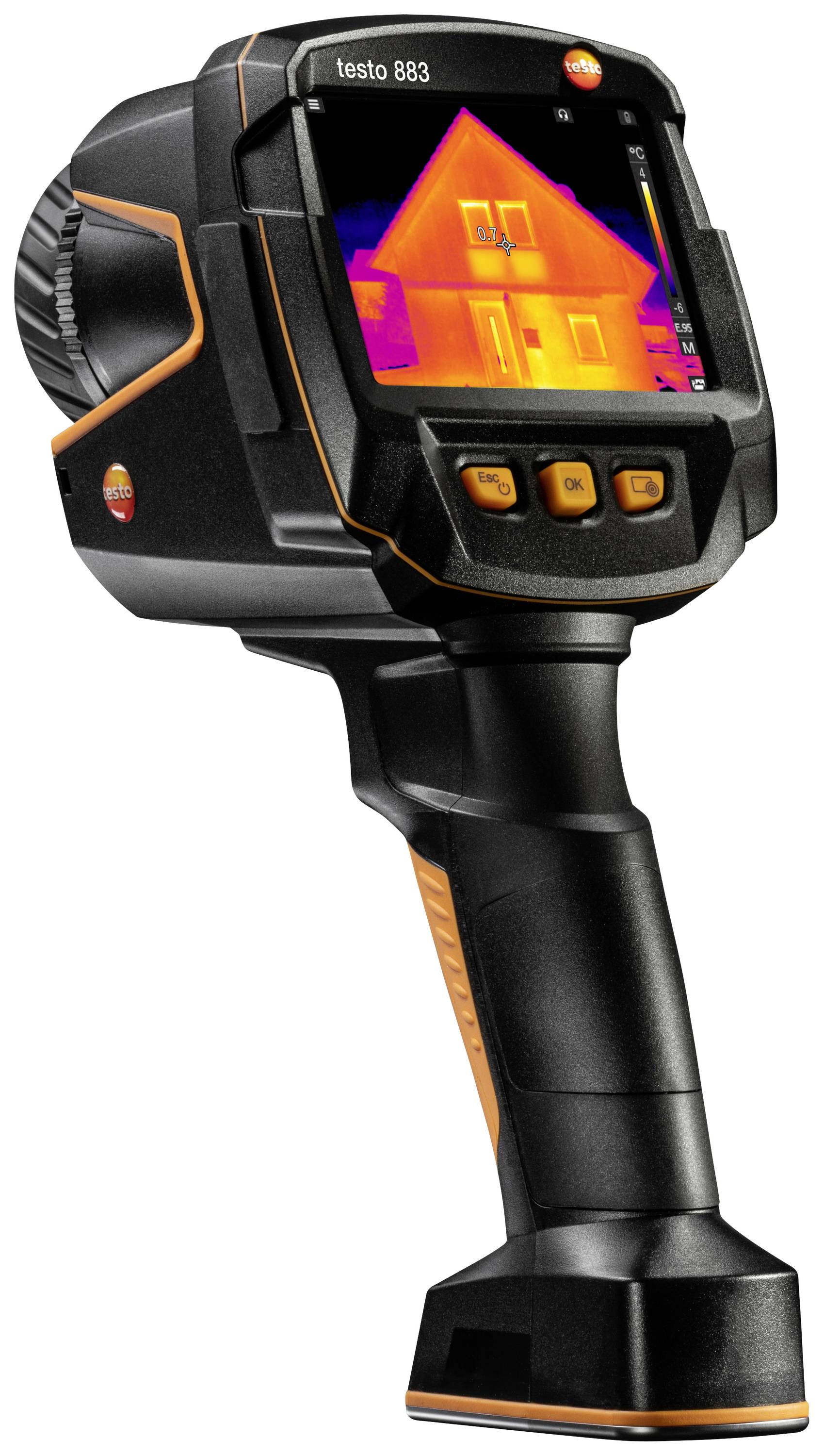 Een zwarte warmtebeeldcamera toont een gekleurd thermogram van een huis op het display. De handgreep is ergonomisch gevormd.