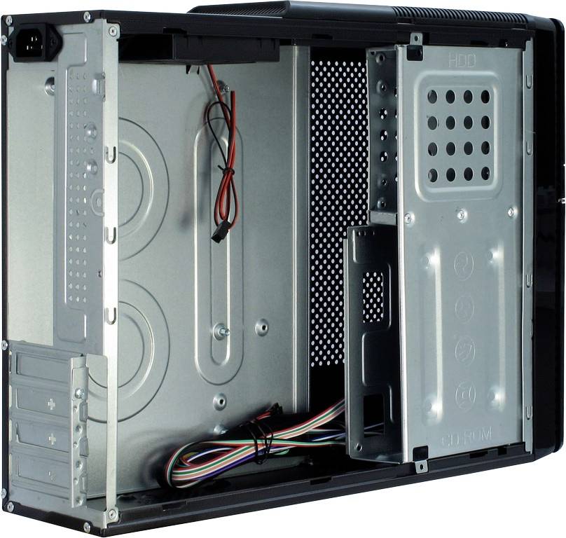 Metalen computerbehuizing met open zijpaneel. Binnenruimte zonder hardware toont kabels en stationssleuven.
