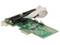Een groene computeruitbreidingskaart met meerdere elektronische componenten en een plat, wit verbindingskabel.