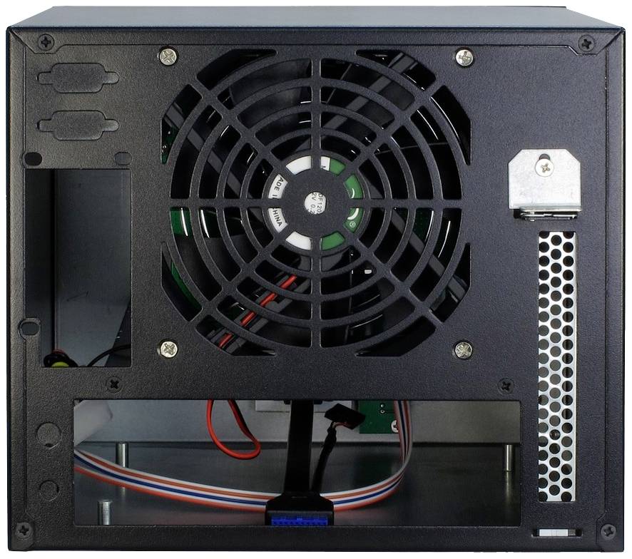 Achterkant van een computerbehuizing met een ventilator in het midden, meerdere kabels aan de binnenkant en aansluitopeningen aan de linkerkant.