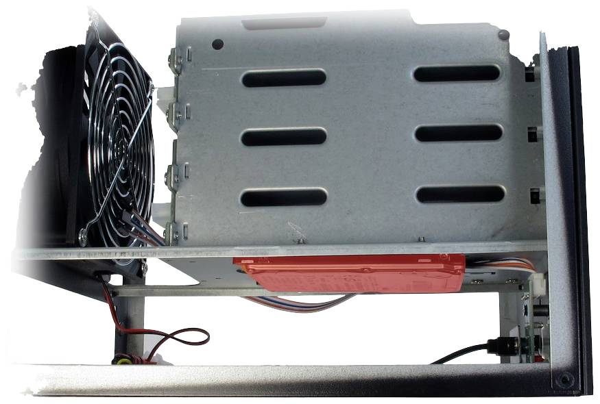 Een open computerbehuizing van opzij bekeken, toont ventilatoren, bekabeling en binnenstructuur met een metalen frame.