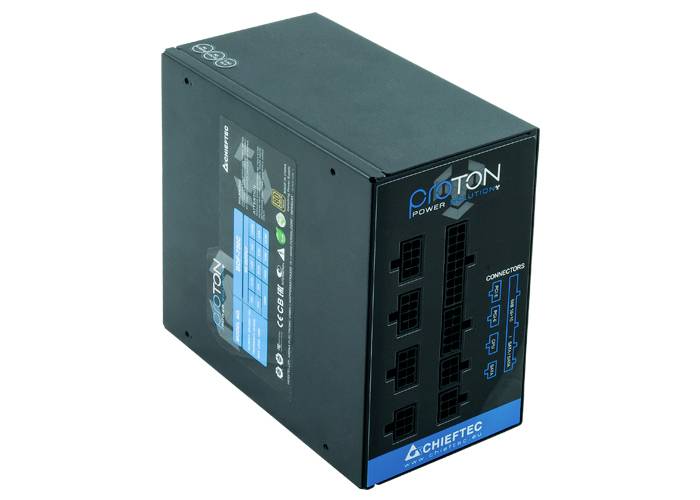 Een zwarte pc-voeding met een blauw label van de fabrikant 'Chieftec', toont meerdere aansluitingen aan de zijkant voor de stroomvoorziening van computercomponenten.