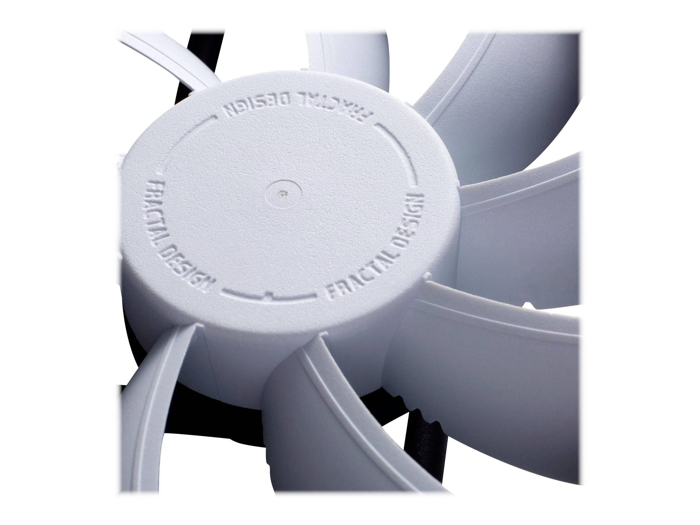 Een witte ventilator met meerdere rotorbladen, centraal gefocust. In het midden staat 'FRACTAL DESIGN'.