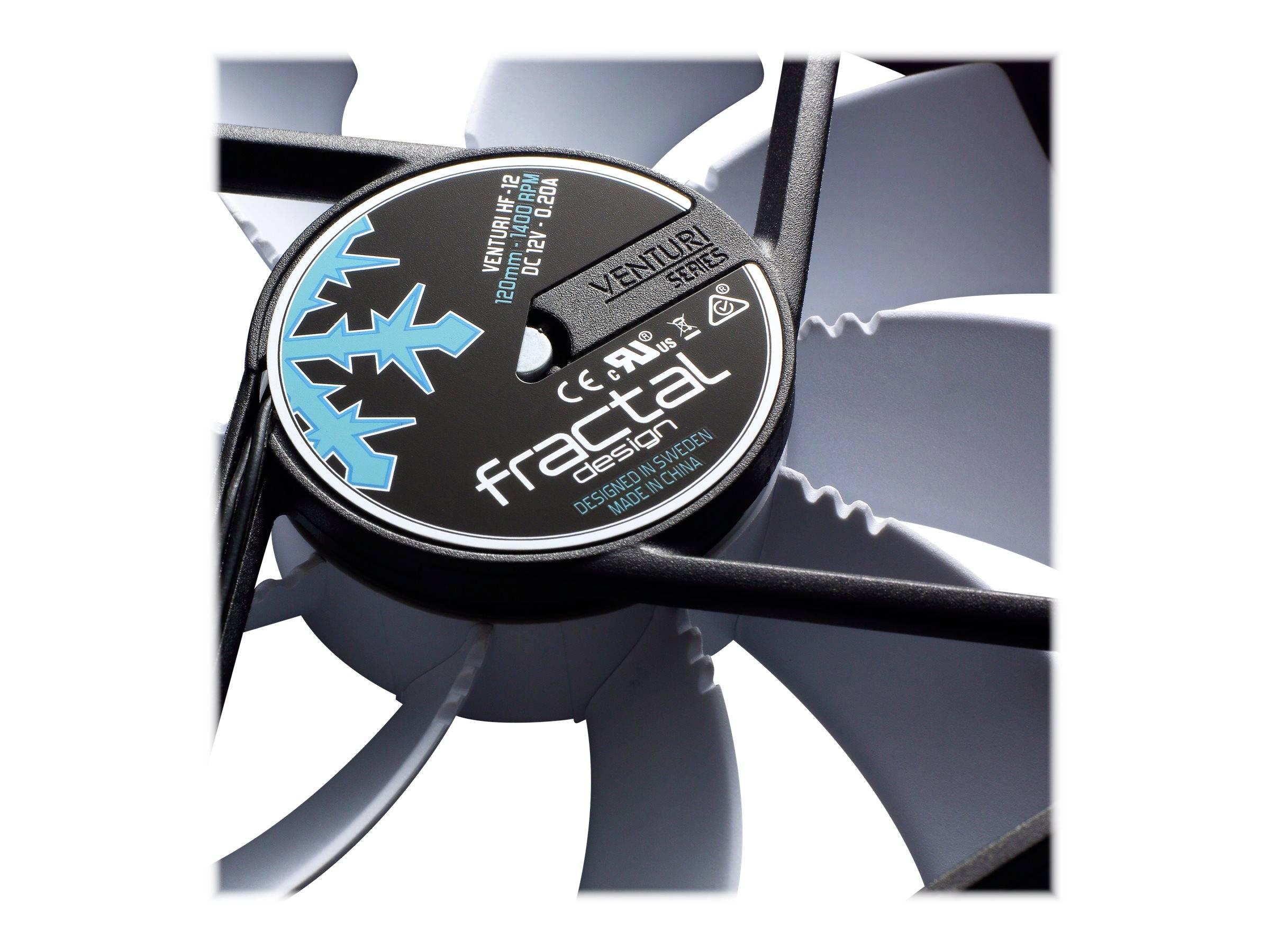 Een computerventilator met de opdruk 'fractal design'. De ventilator heeft witte vleugels en een zwart middenstuk met blauwe tekst.