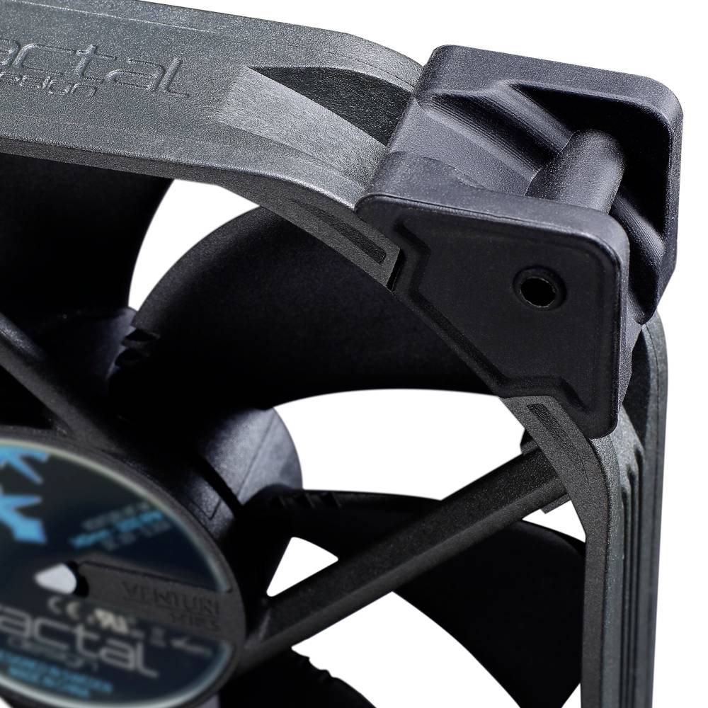 Close-up van een computerventilator met zwarte rand en schoepen. Het ventilatiemodel en logo zijn zichtbaar op de naaf.