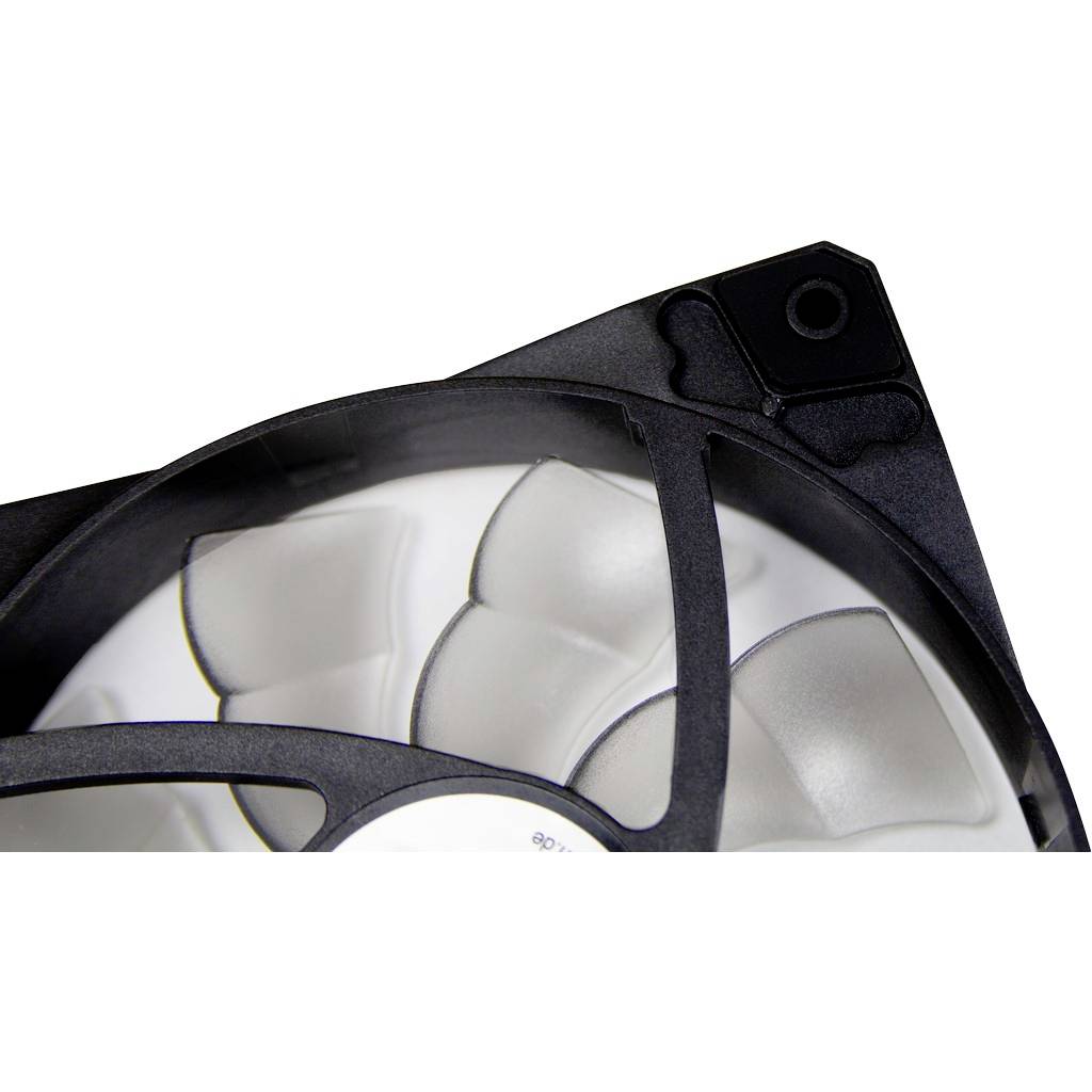 Close-up van een computerventilator met zwarte en witte elementen, toont details van de ventilatorbladen en behuisingshoeken.