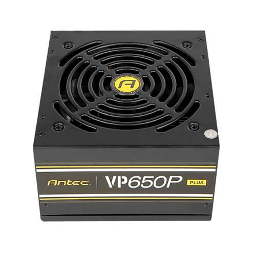 Een zwarte computervoeding van het merk Antec, model 'VP650P Plus', met een grote ventilator bovenaan en een geel logo in het midden.