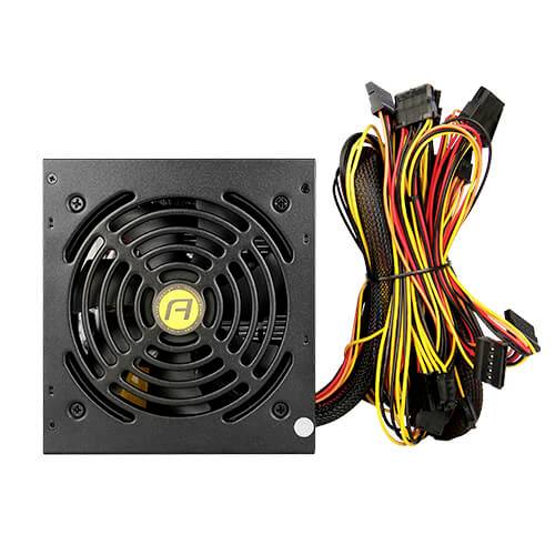 Zwart-grijs voedingsapparaat met ventilator aan de linkerkant en een bundel kleurrijke kabels aan de rechterkant.