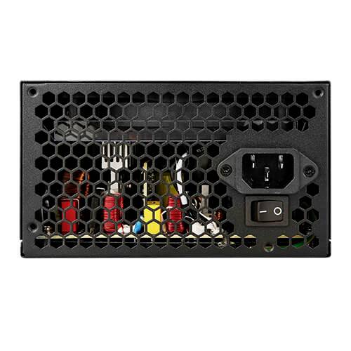 Zwart computervoedingsapparaat met rooster aan de voorkant, aan/uit-schakelaar rechts, interne elektronische componenten zichtbaar.