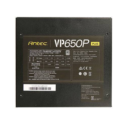Zwart behuizing van een Antec VP650P Plus voedingsunit met technische specificaties en prestatietabellen op de voorkant.