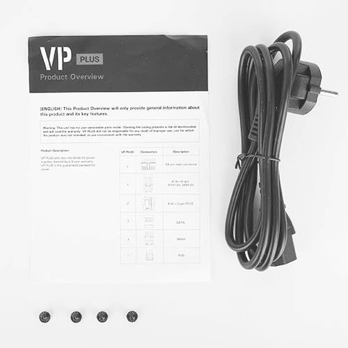 'VP PLUS Productoverzicht' op een vel papier naast een stroomkabel en vier kleine schroeven. Tekst beschrijft productdetails.
