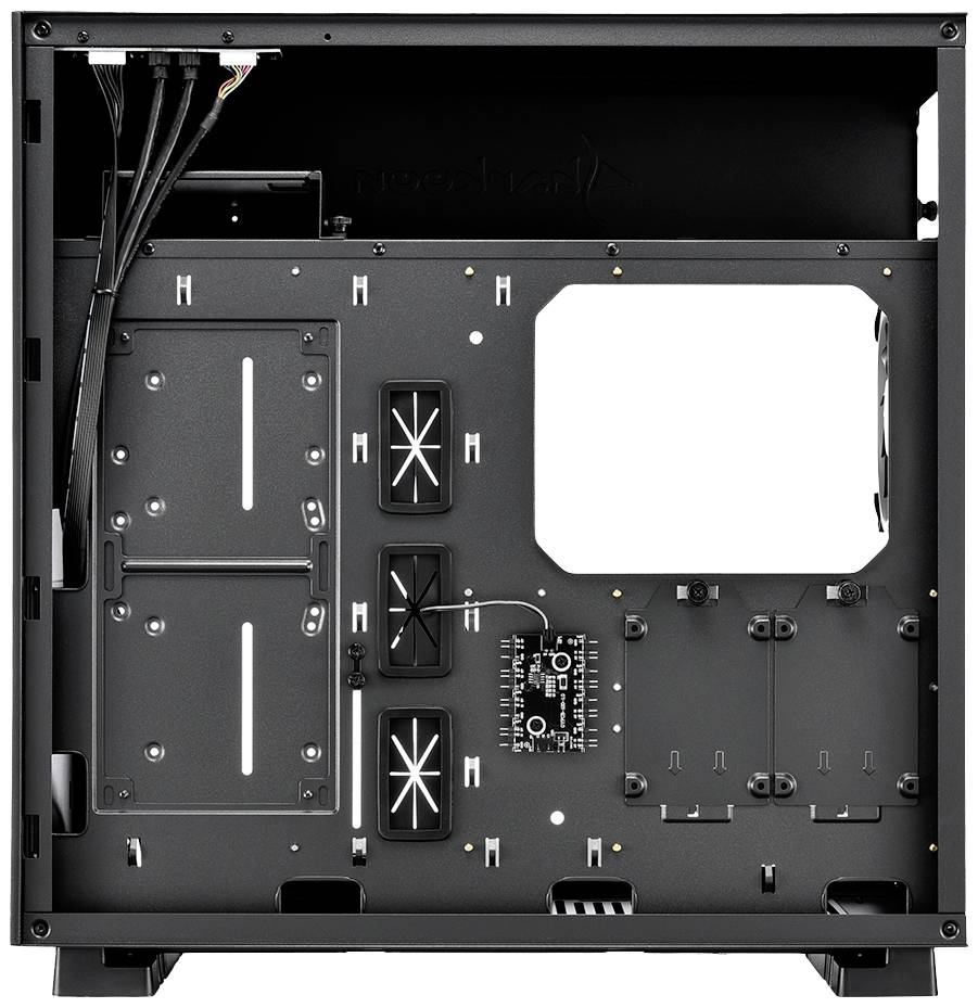 Een lege computerbehuizing met meerdere kabelinvoer-openingen en ventilatorsteunen, geschikt voor individuele PC-bouwprojecten.