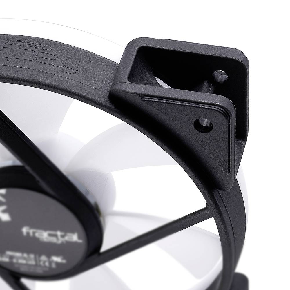 Een zwarte computerventilator met gedeeltelijk zicht op de wit-zwarte schoepen. Markering 'Fractal Design' zichtbaar op de rotor.