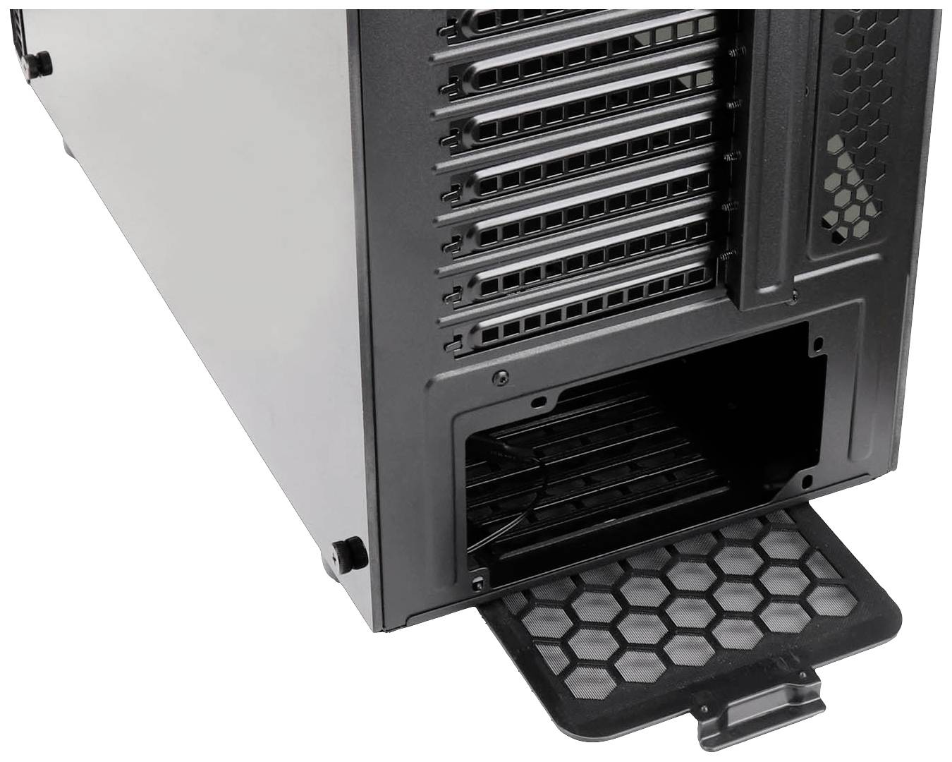Onderkant van een computertoren met een verwijderbaar stoffilter onderaan dat is geopend. Het filter heeft een honingraatachtig rasterontwerp.