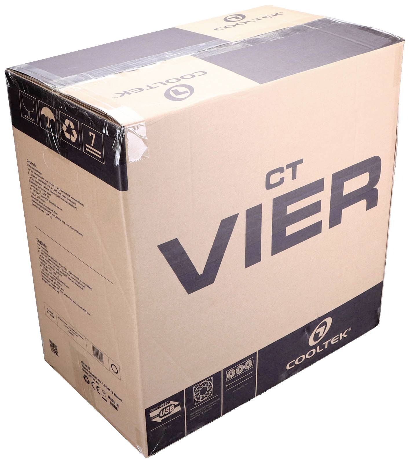 Een doos met het opschrift 'CT VIER'. Merknaam 'COOLTEK' onderaan. Bevat symbolen voor recycling, USB, audio. Vooral rechthoekige vorm.