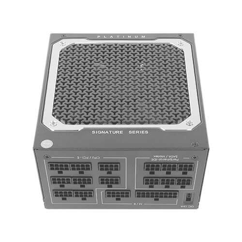 Een grijs computervoedingsapparaat uit de 'Signature Series' met meerdere kabelaansluitingen aan de voorkant, gemarkeerd als 'Platinum'.