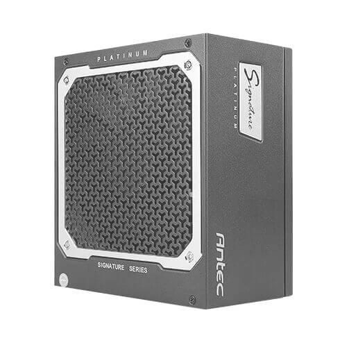 Een Antec voeding uit de Signature-serie in zilver met een ventilatorrooster aan de voorkant. Merknaam en model zijn zichtbaar.