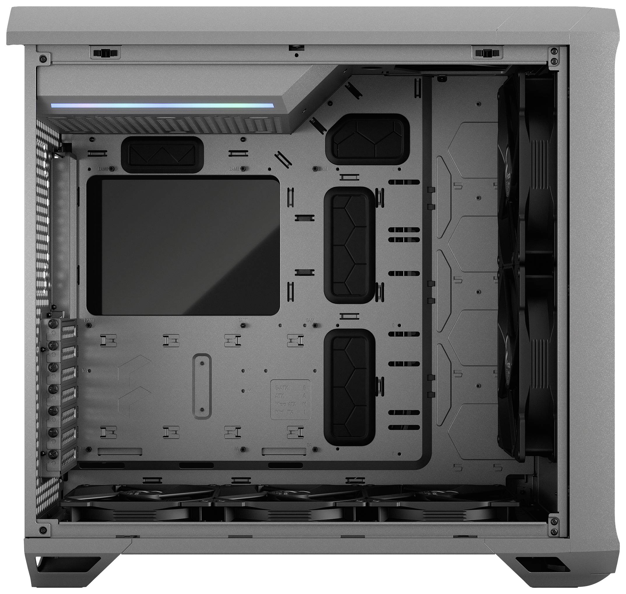 Computerbehuizing van opzij gezien toont lege binnenruimte met ruimte voor moederbord, stations en ventilatie. Geschikt voor PC-assemblage.
