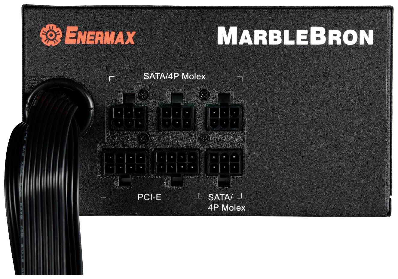 Op de afbeelding is de achterkant van een Enermax MarbleBron voedingstoestel te zien, met verschillende kabelaansluitingsmogelijkheden.