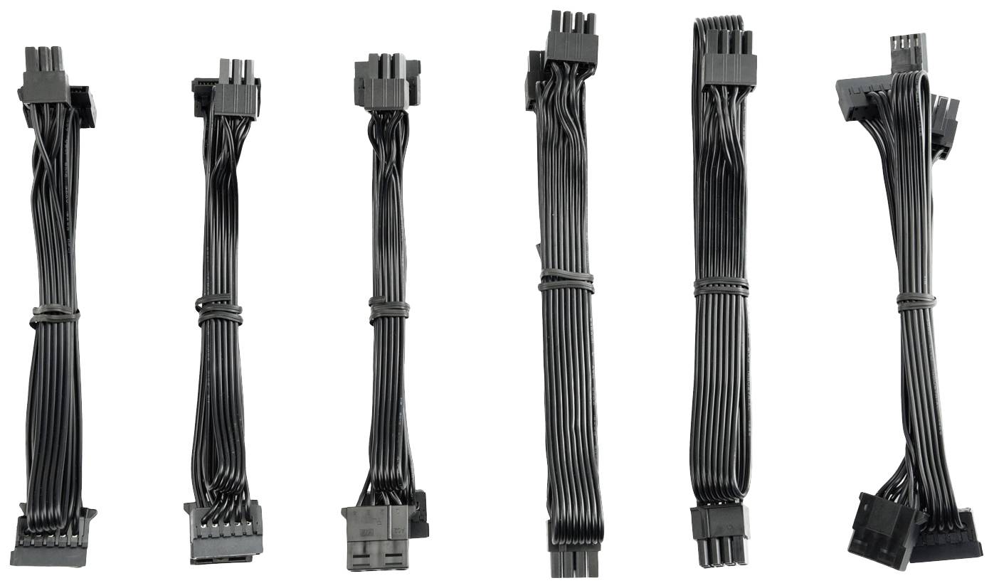 Zes zwarte computerstroom-kabels met verschillende aansluitingen op een rij tegen een witte achtergrond.