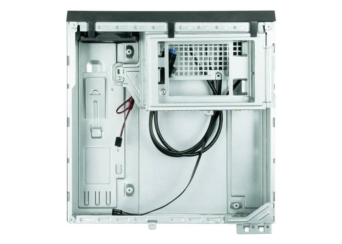 Een geopende computerbehuizing toont de interne metalen structuur. Zichtbare kabels en aansluitingen wijzen op een configuratie voor hardwareinstallatie.