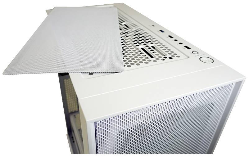 Een wit computerbehuizing met een open, geperforeerde deksel die luchtcirculatie mogelijk maakt. Zichtbare aansluitingen en aan/uit-schakelaar.